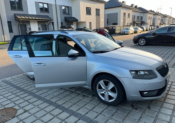 Skoda Octavia cena 35000 przebieg: 234000, rok produkcji 2015 z Warszawa małe 326